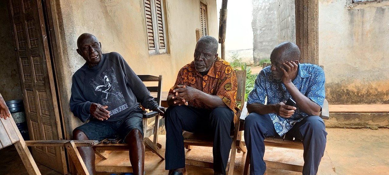 Griots traditionnels partageant leurs histoires