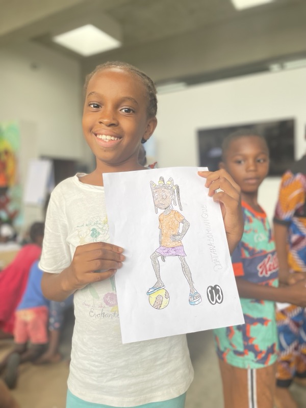 La naissance d'une mission — une petite fille et son héroïne