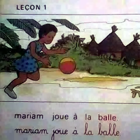La leçon 1 du livre de lecture du CP1 : une petite fille en robe bleue à pois court après un ballon rouge devant des cases et des palmiers, et sous le dessin la phrase « mariam joue à la balle » en caractères d'imprimerie puis en écriture cursive